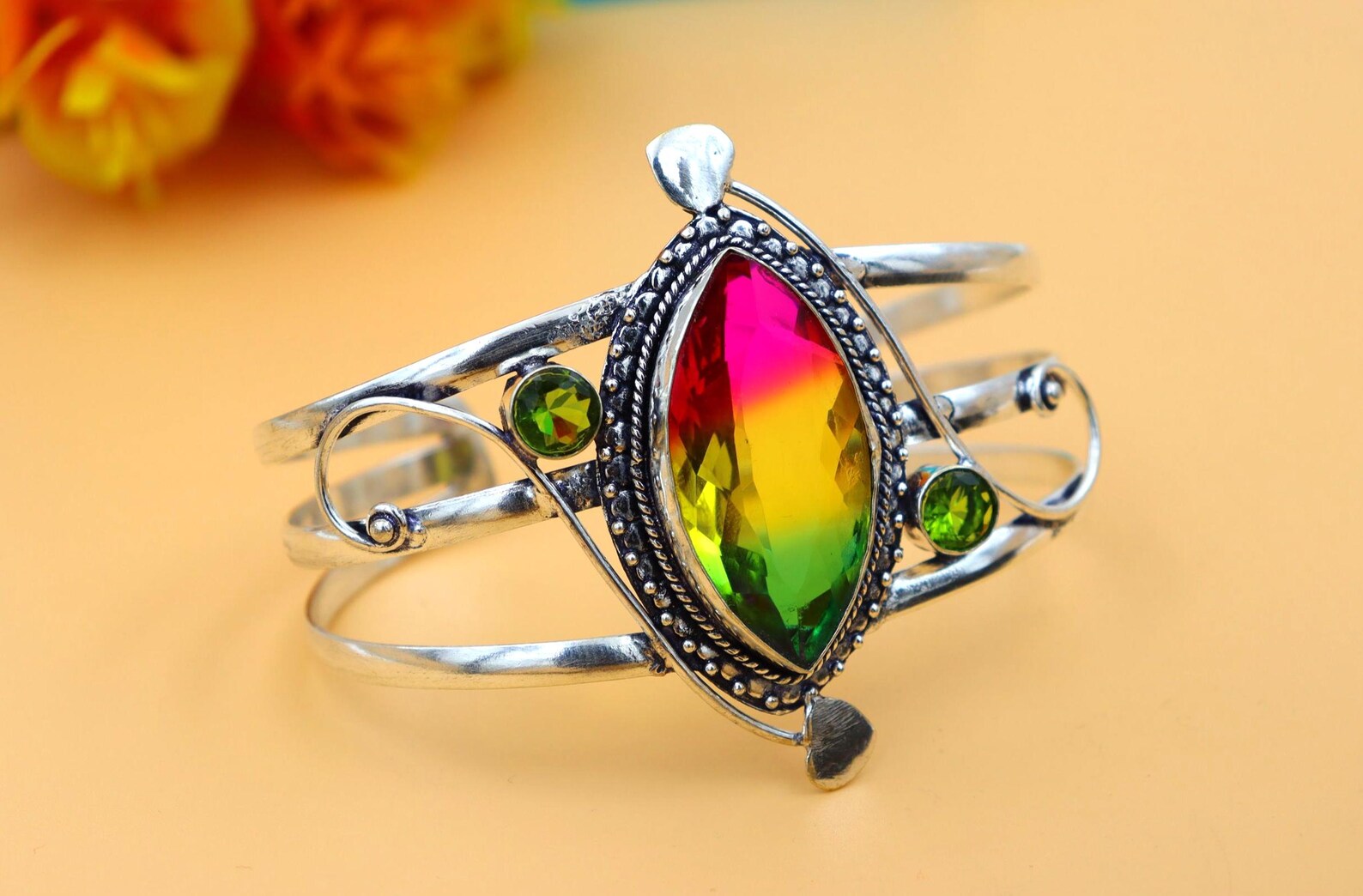 Bracelet jonc en tourmaline bicolore avec pierre péridot en argent oxydé