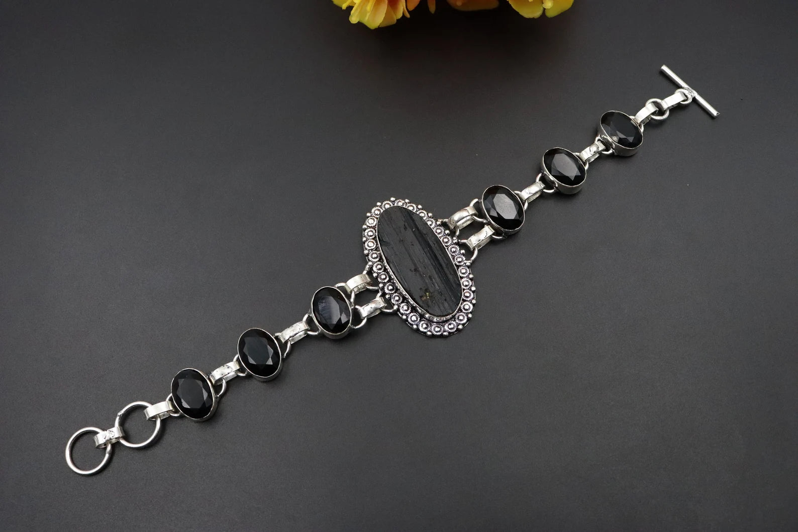 Bracelet en tourmaline noire brute et onyx noire en argent oxydé