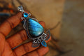 Pendentif labradorite et topaze bleue argent et laiton