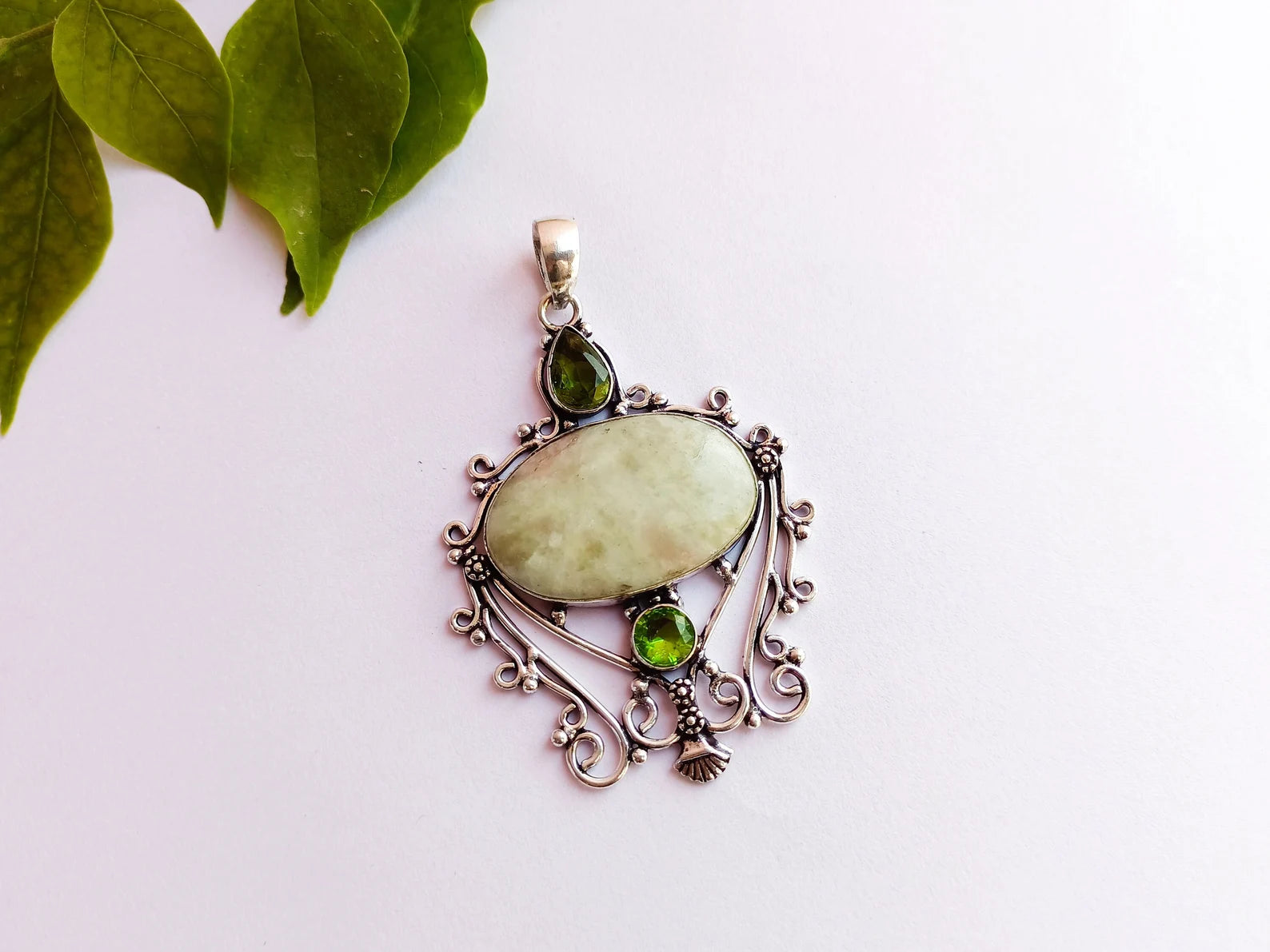 Pendentif en séraphinite et péridot en argent oxydé