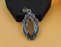 Pendentif en tourmaline de couleur noir à facettes en argent oxydé
