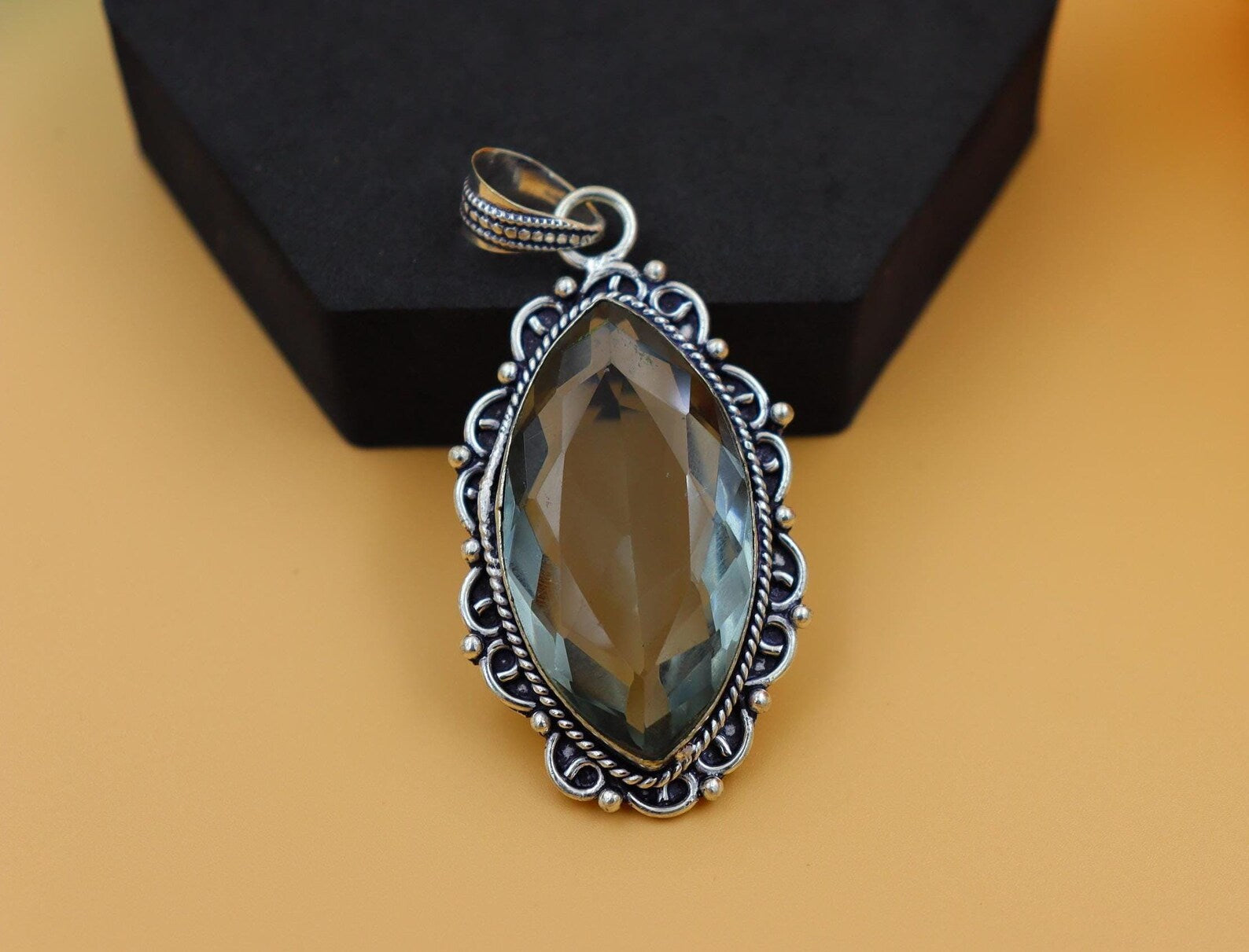 Pendentif en tourmaline de couleur noir à facettes en argent oxydé