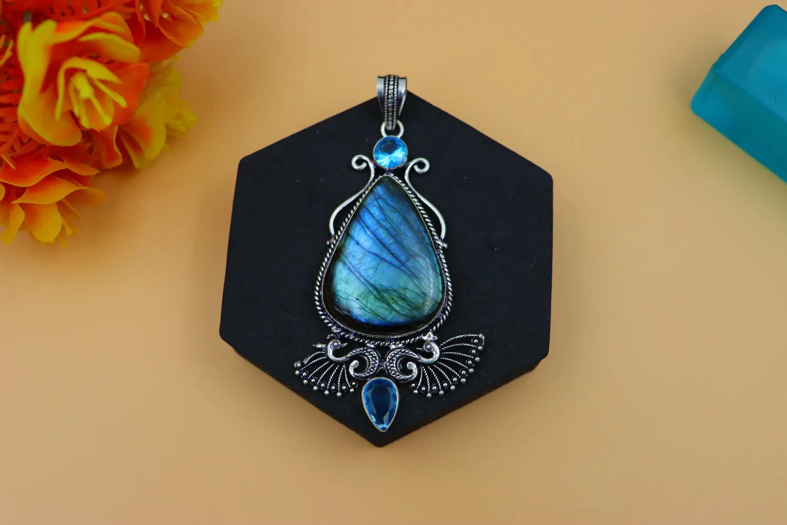 Pendentif labradorite et topaze bleue argent et laiton
